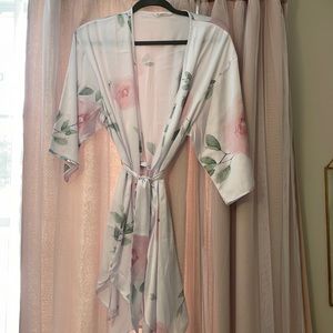 Sincerely Sofi silky floral robe size M